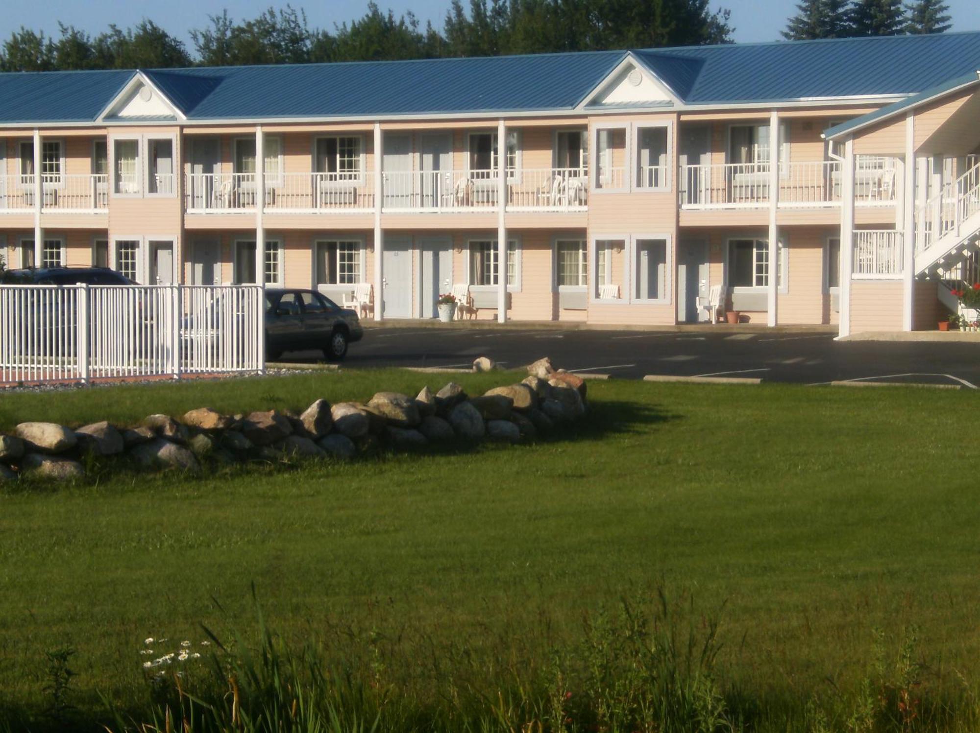 Great Lakes Inn Mackinaw City Exterior photo